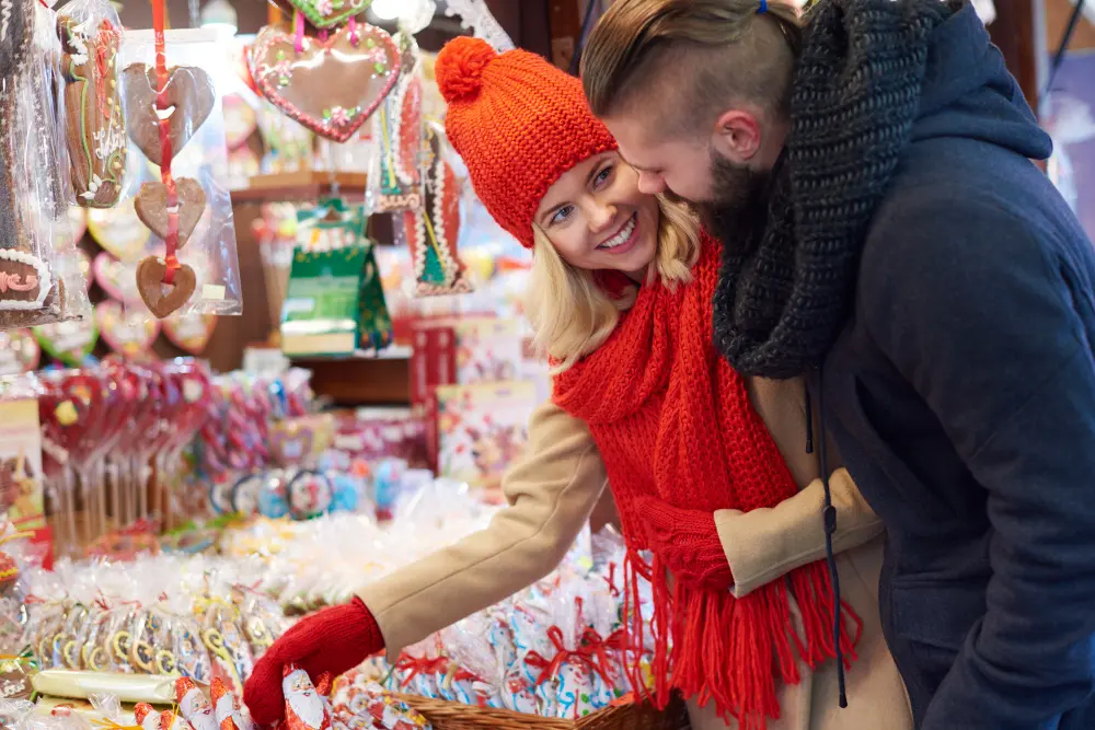un couple sur un marché de Noel