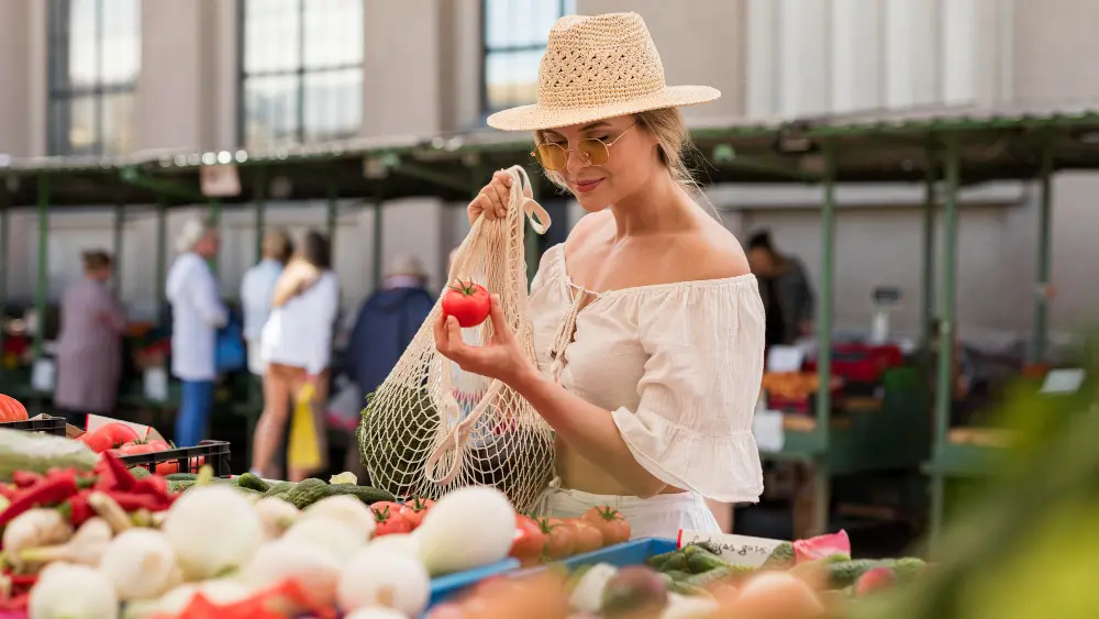 une femme sur un marché en provence