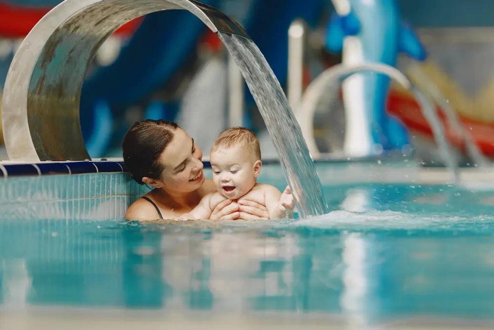une maman avec son bébé dans une piscine
