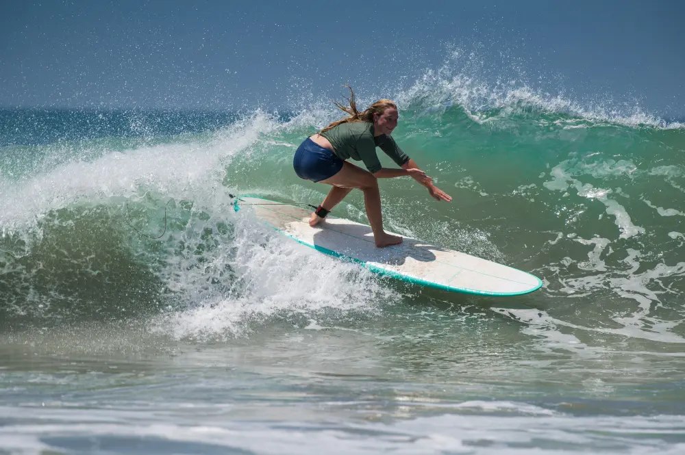 une femme faisant du surf