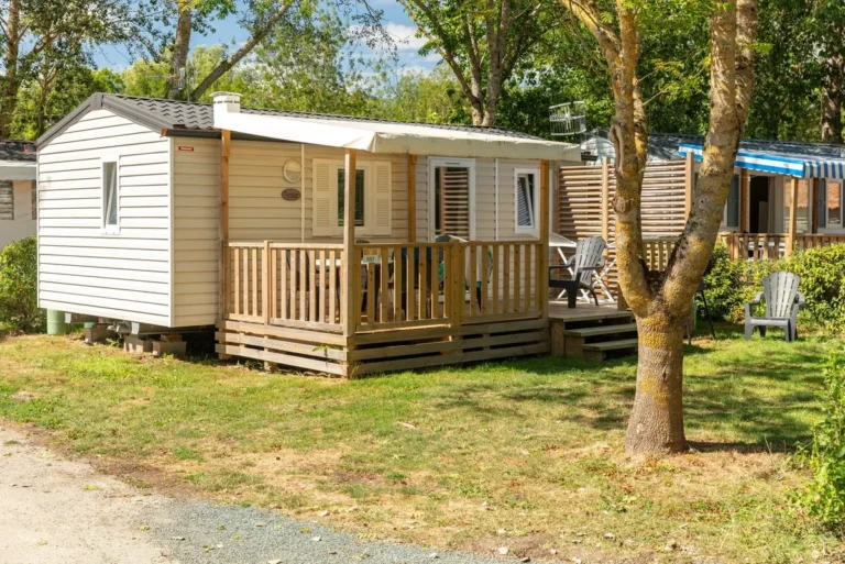 Un mobil-home dans un camping